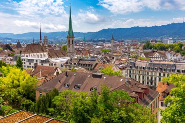 Şehir çatıları ve kuleleri havadan görünümü. Zürih. İsviçre.