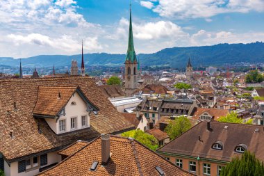 Şehir çatıları ve kuleleri havadan görünümü. Zürih. İsviçre.