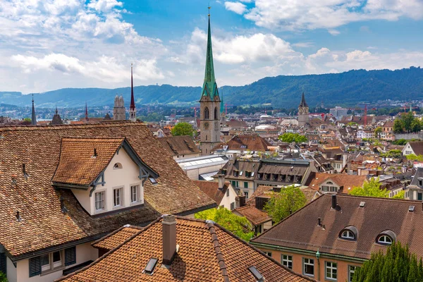 Şehir çatıları ve kuleleri havadan görünümü. Zürih. İsviçre.