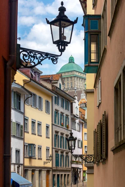 Zurich. Calle estrecha de la ciudad vieja en un día soleado. — Foto de Stock