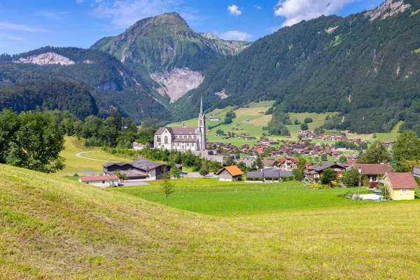 Lungern. Oud middeleeuws dorp in de Zwitserse Alpen. — Stockfoto