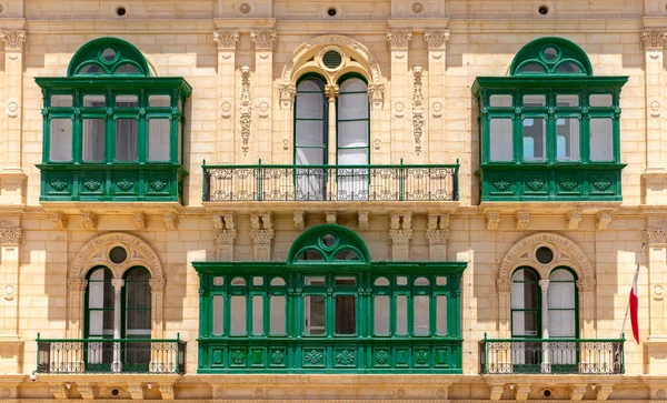 Valletta. Varandas tradicionais nas fachadas das casas . — Fotografia de Stock