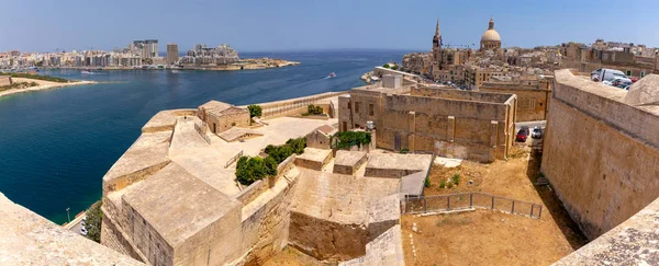 Malta. Sabahın erken saatlerinde şehrin ve körfezin panoramik manzarası.