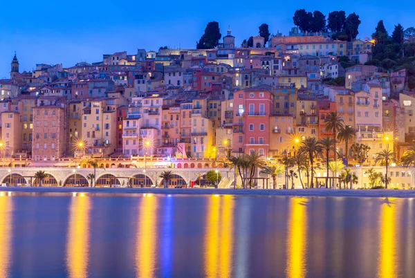 Menton. Körfez kıyısında ortaçağ evlerinantik çok renkli cepheler.