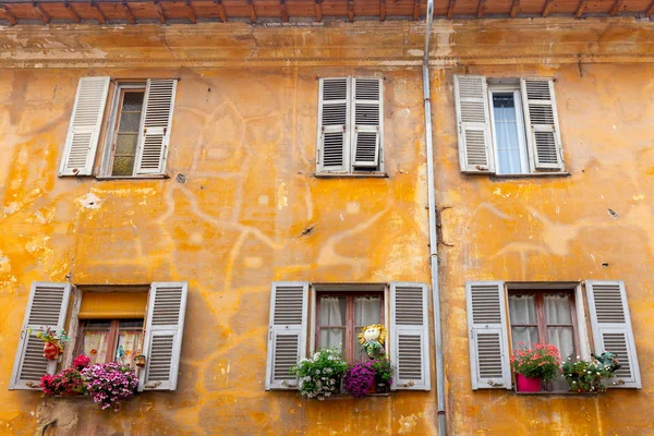 Menton. Starožitně mnohobarevné fasády středověkých domů na břehu zátoky. — Stock fotografie