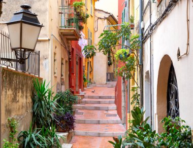 Menton. Şehrin tarihi bölümünde eski dar sokak.