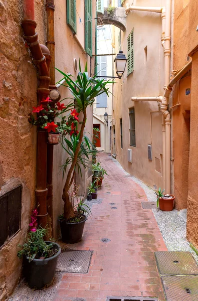 Menton. Old narrow street in the historic part of the city. — Stock Photo, Image