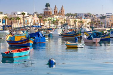 Marsaxlokk. Geleneksel tekneler eski limanda Luzzu.