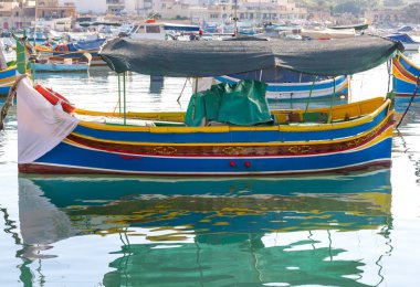 Marsaxlokk. Geleneksel tekneler eski limanda Luzzu.