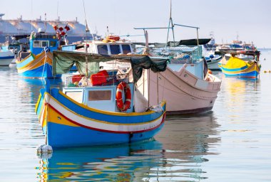 Marsaxlokk. Geleneksel tekneler eski limanda Luzzu.