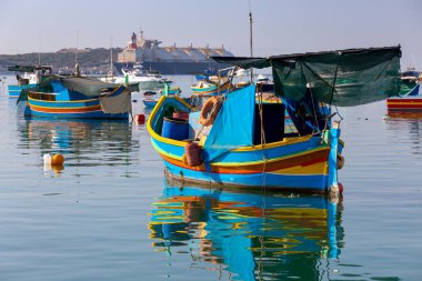 Marsaxlokk. Geleneksel tekneler eski limanda Luzzu.