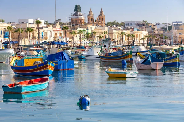 Marsaxlokk. Geleneksel tekneler eski limanda Luzzu. — Stok fotoğraf