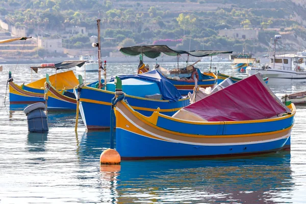 Marsaxlokk. Geleneksel tekneler eski limanda Luzzu. — Stok fotoğraf