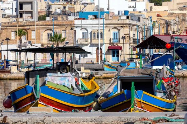 Marsaxlokk. Geleneksel tekneler eski limanda Luzzu. — Stok fotoğraf