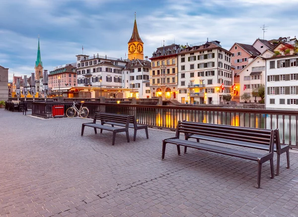 Zurich. Antiguo terraplén de la ciudad y casas medievales al amanecer. — Foto de Stock