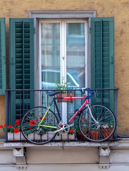 Zurich. Calle estrecha de la ciudad vieja en un día soleado. — Foto de Stock