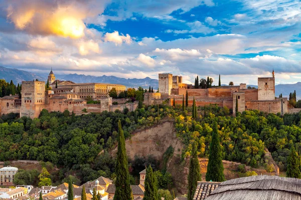 Granada. Kale ve Sarayı karmaşık Alhambra.