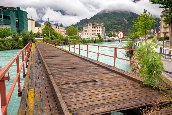 Interlaken. Rivière de montagne Aare traversant la ville . — Photo