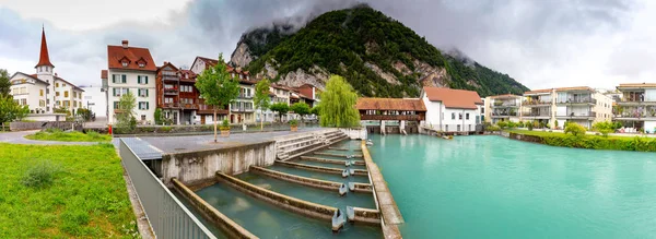 Interlaken. Río de montaña Aare pasando por la ciudad . —  Fotos de Stock
