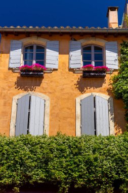 Arles. Eski evlerin ve kepenkli pencerelerin cepheleri.