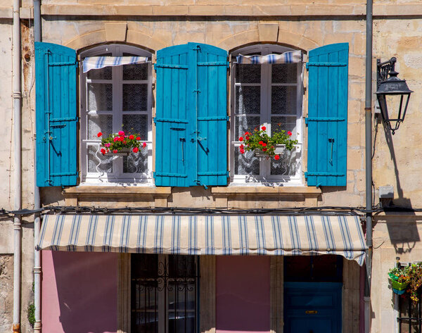 Арль. Фасады старинных домов и окон с ставнями
.