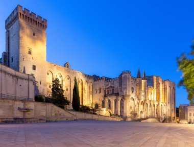 Avignon. Provence. Şafakta Papalık Sarayı 'nın merkez cephesi.