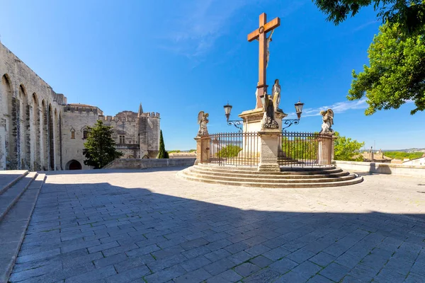 Det är Avignon. Skulptur från ett träd av korsfäst Kristus på ett järnkors. — Stockfoto