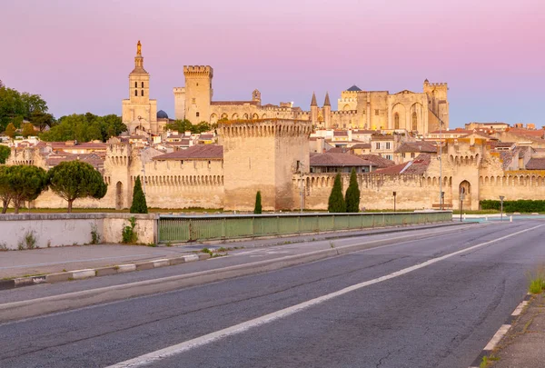 Avignon. La Provence. Vieux mur de forteresse en pierre autour de la ville . — Photo