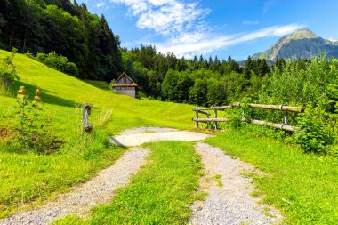İsviçre Alplerinde eski bir ortaçağ köyü.