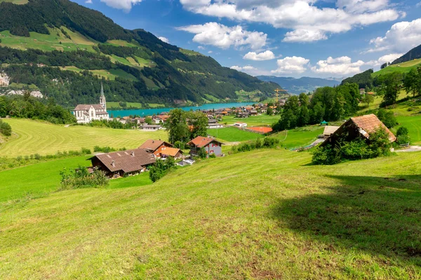 Lungern Oud middeleeuws dorp in de Zwitserse Alpen. — Stockfoto
