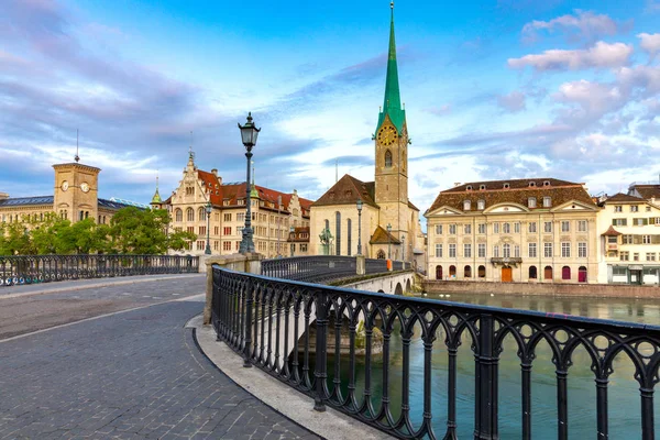 Zürich. Oude stadsdijk en middeleeuwse huizen bij dageraad. — Stockfoto