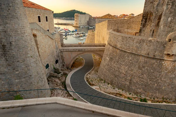 Dubrovnik. Velho porto ao amanhecer . — Fotografia de Stock