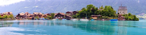 有名なブリエンツ湖のイゼルトヴァルトのスイスの村のパノラマ。スイス. — ストック写真