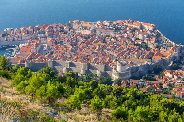 Vista aérea panorâmica da cidade de Dubrovnik em uma manhã ensolarada . — Fotografia de Stock