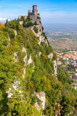 San Marino 'da. Dağın tepesinde eski taş kuleler.