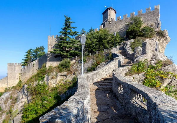 San Marino 'da. Dağın tepesinde eski taş kuleler.