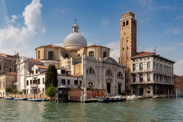 Venice. Old houses over the canal. — Stock Photo, Image