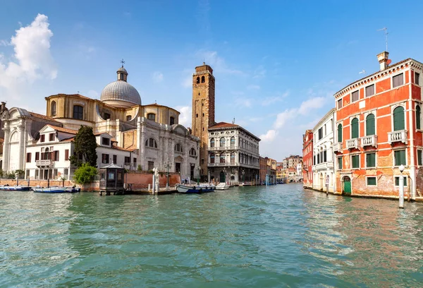 Venedig. Alte Häuser über dem Kanal. — Stockfoto
