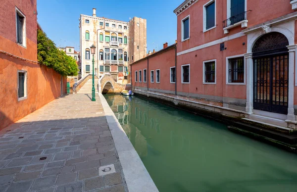 Venecia. Casas antiguas sobre el canal. — Foto de Stock