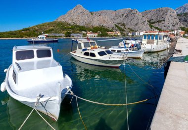 Omis. Güneşli bir günde eski bir balıkçı limanı.