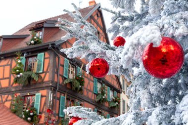 Alsace. Noel için dekore edilmiş evlerin cepheleri.