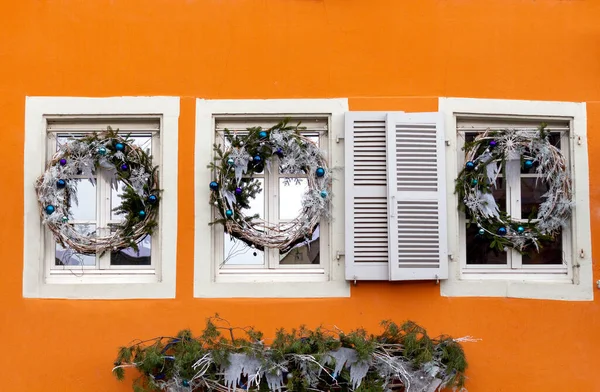 Alsacia. Fachadas de casas decoradas para Navidad . — Foto de Stock