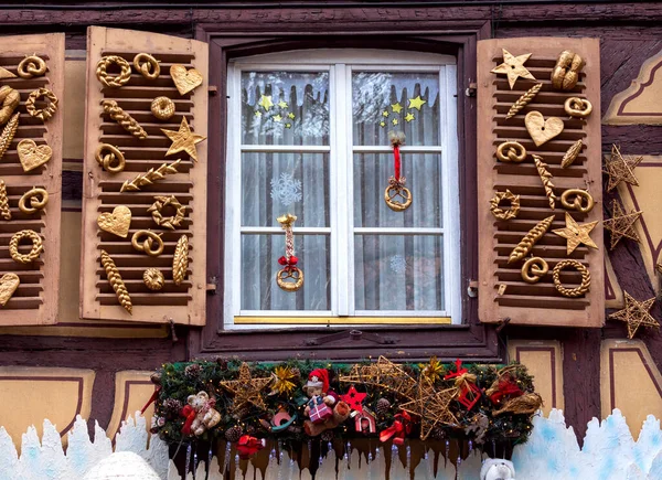 Det är Alsace. Fasader av hus dekorerade till jul. — Stockfoto