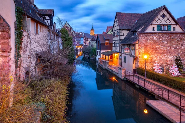 Met Colmar. Frankrijk. Oude huizen aan de gracht. — Stockfoto