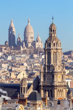 Paris mi? Sacre Coeur Katedrali Sabahın erken saatlerinde.