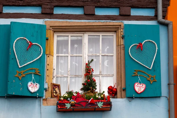 Alsacia. Fachadas de casas decoradas para Navidad . — Foto de Stock