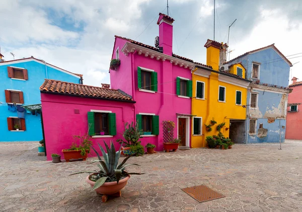 Fachadas de casas antiguas tradicionales en la isla de Burano. — Foto de Stock