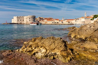 Dubrovnik. Sabah erkenden eski şehir duvarları ve kuleleri.