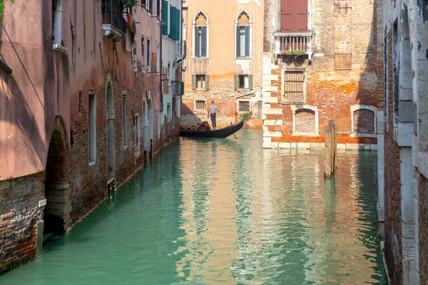 Venedig. Gondoliere in der Gondel. — Stockfoto