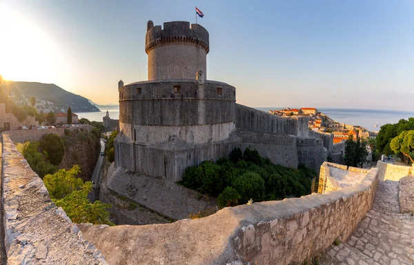 Dubrovnik. Old city walls and towers in the early morning. — Stock Photo, Image
